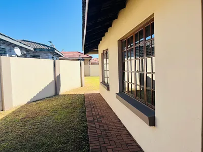 3 Bedroom Townhouse To Rent in Middelburg - AuFD.webp