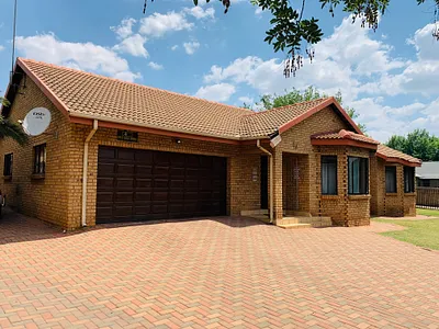 3 Bedroom House To Rent in Middelburg - p1Kd.webp