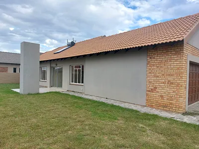 3 Bedroom House For Sale in Rustenburg - ef7V.webp