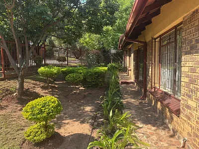 4 Bedroom House To Rent in Rustenburg - img