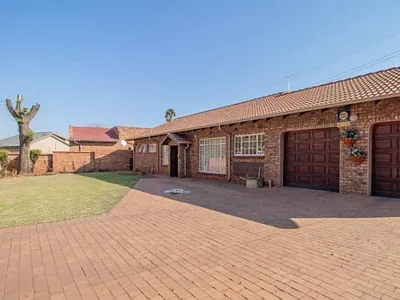 3 Bedroom House For Sale in Springs - q4x1.webp