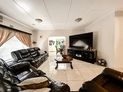 4 Bedroom House For Sale in Rustenburg - 8r3z.webp