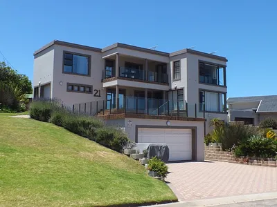 4 Bedroom House For Sale in Mossel Bay - 5oBP.webp