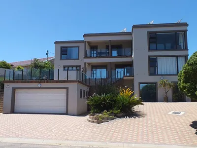 4 Bedroom House For Sale in Mossel Bay - pWUx.webp