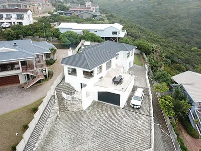 5 Bedroom House For Sale in Mossel Bay - 7jU7.webp