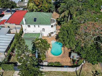 4 Bedroom House For Sale in East London - KwqS.webp