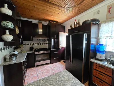 4 Bedroom House For Sale in East London - uC61.webp