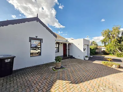 2 Bedroom House To Rent in Brackenfell - LULH.webp