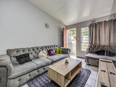 2 Bedroom Townhouse For Sale in Randburg - ZUHf.webp