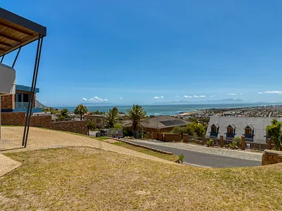 4 Bedroom House For Sale in Gordons Bay - RN7j.webp