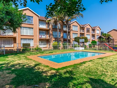 2 Bedroom Apartment For Sale in Roodepoort - dQdx.webp