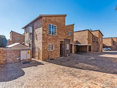 4 Bedroom Apartment To Rent in Roodepoort - usOs.webp