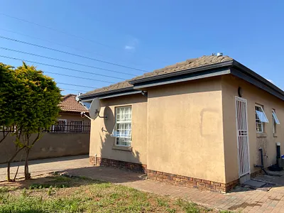 2 Bedroom House For Sale in Pretoria - 6stt.webp