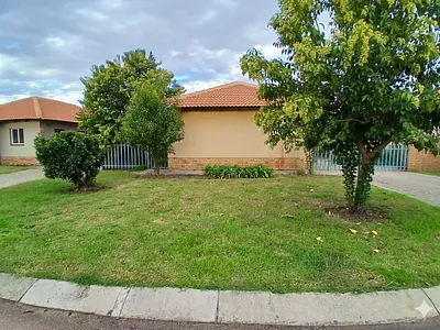 3 Bedroom House For Sale in Rustenburg - tuKM.webp