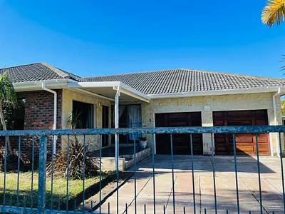 4 Bedroom House For Sale in East London - DeSm.webp