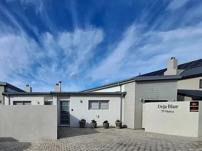 4 Bedroom House For Sale in Struisbaai - YHj6.webp