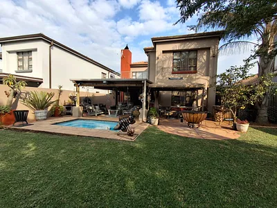 5 Bedroom House For Sale in Akasia - 8JPN.webp
