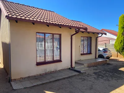 2 Bedroom House For Sale in Rustenburg - Lm7B.webp