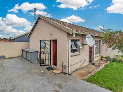 2 Bedroom House For Sale in Roodepoort - pkRw.webp