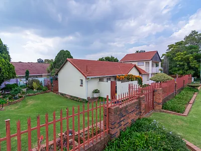 3 Bedroom House For Sale in Roodepoort - VywT.webp