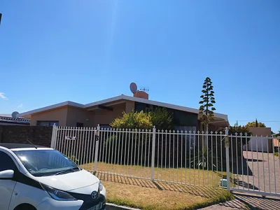 4 Bedroom House To Rent in Strand - img