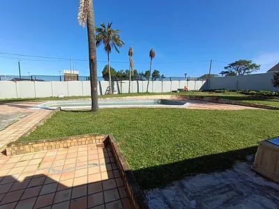 4 Bedroom House For Sale in East London - gPe2.webp