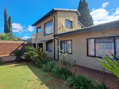 4 Bedroom House For Sale in Soweto - 3T8L.webp