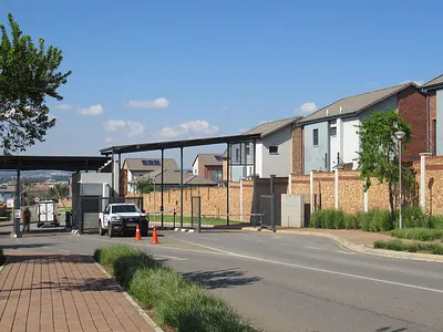 3 Bedroom House For Sale in Roodepoort - HpHH.webp