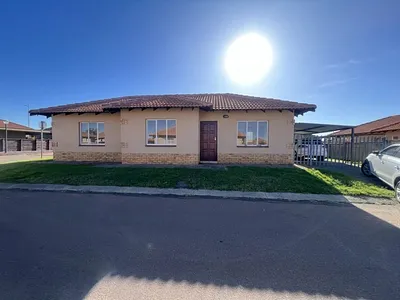 3 Bedroom House For Sale in Rustenburg - DmP0.webp