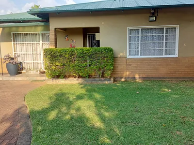 4 Bedroom House For Sale in Rustenburg - YRGf.webp