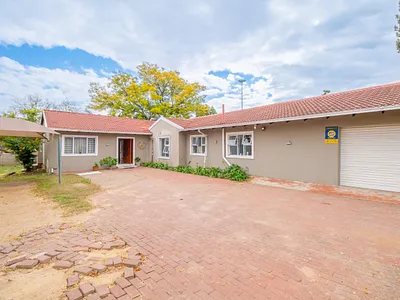 6 Bedroom House For Sale in Sandton - vVW5.webp