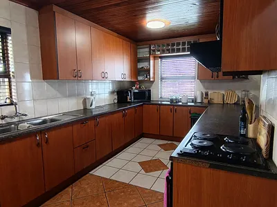 8 Bedroom House For Sale in Cape Town - 2uAE.webp