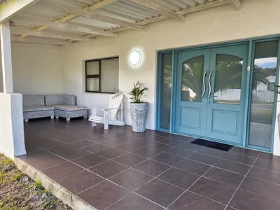 6 Bedroom House For Sale in Struisbaai - 5YyR.webp