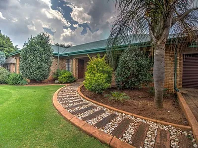 4 Bedroom House For Sale in Kempton Park - VkOA.webp