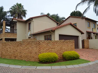 3 Bedroom Apartment To Rent in Roodepoort - 25Tv.webp