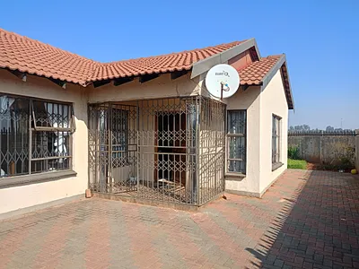 3 Bedroom House For Sale in Vereeniging - T1al.webp
