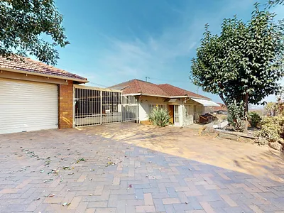 3 Bedroom House For Sale in Germiston - 4haS.webp