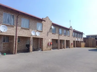 1 Bedroom Apartment For Sale in Rustenburg - 7Q8y.webp