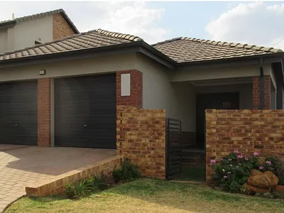 3 Bedroom House For Sale in Roodepoort - R6rs.webp