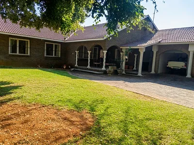 4 Bedroom House For Sale in Rustenburg - lvKN.webp