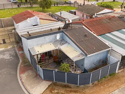 2 Bedroom House For Sale in Cape Town - YcLh.webp