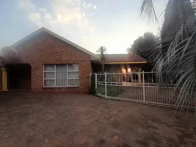 4 Bedroom House For Sale in Nigel - m9qr.webp