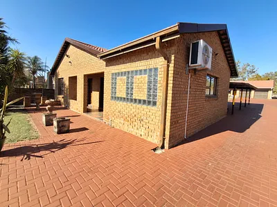 4 Bedroom House For Sale in Newcastle - img