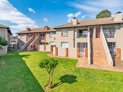 2 Bedroom Townhouse For Sale in Roodepoort - FtUO.webp