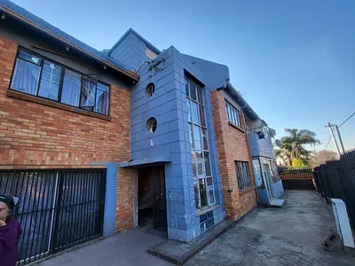 2 Bedroom Apartment For Sale in Johannesburg - 2vUr.webp