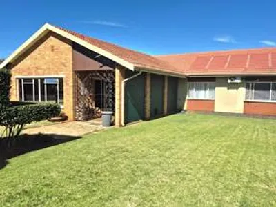 4 Bedroom House For Sale in Nigel - nzSV.webp