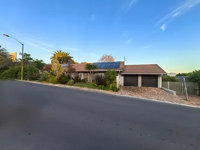4 Bedroom House To Rent in Somerset West - vmol.webp