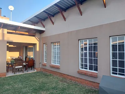 3 Bedroom Townhouse For Sale in Rustenburg - 2QUn.webp