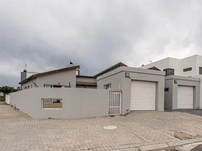 4 Bedroom House For Sale in Blouberg - 9Fye.webp