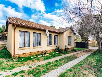 3 Bedroom House For Sale in Roodepoort - dODd.webp